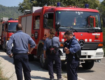 Unitats de bombers durant les actuacions que es van dur a terme l'estiu passat a l'Alt Empordà. LLUÍS SERRAT