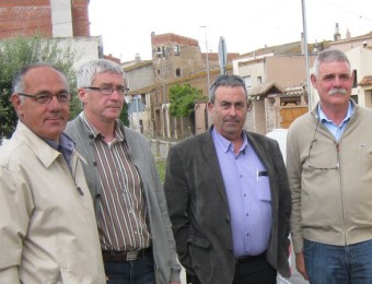 D'esquerra a dreta, Josep Isern, alcalde de l'Armentera, Àngel Posas, el de Sant Miquel de Fluvià, Alfons Vila, conseller comarcal de Medi Ambient i Joan Albert, alcalde de Ventalló, al costat dels nous contenidors de recollida. EL PUNT AVUI