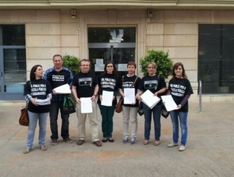 Representants d ela plataforma lliuren les signatures a l'Ajuntament. EL PUNT AVUI