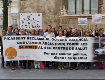 Pancarta desplegada a les portes del palau de la Generalitat. G. VIVÓ