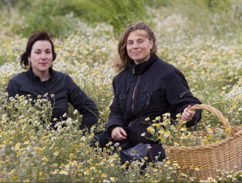 Montse i Griselda recollint plantes aromàtiques en un bancal de Prat de Comte.  JOSÉ CARLOS LEÓN