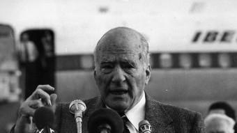 Josep Tarradellas es dirigeix als simpatitzants que el van rebre a El Prat el 23 d'octubre del 1977 ARXIU