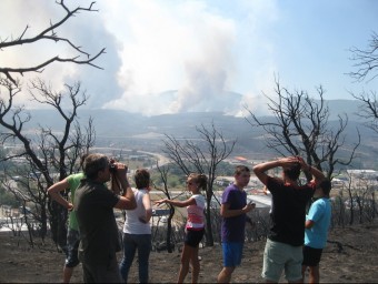 Uns veïns observant des de la Jonquera l'evolució de l'incendi del juliol del 2012. E. C