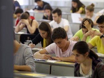 Alumnes de batxillerat fent la prova de català de selectivitat a la Universitat Autònoma ORIOL DURAN