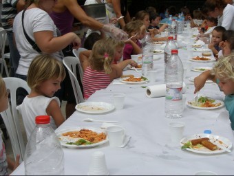 L'escola de Vilobí va fer un servei de menjador “alternatiu” de protesta fora l'escola. J. G