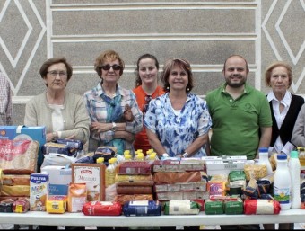 L'alcaldessa amb els representants del grups, entitats i associacions participants en la campanya de recollida d'aliments. EL PUNT AVUI
