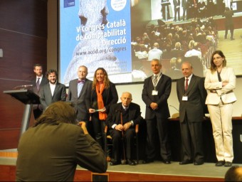 Curós, rebent el premi a la Universitat Internacional de Catalunya durant el Congrés de Comptabilitat i Direcció. P.C