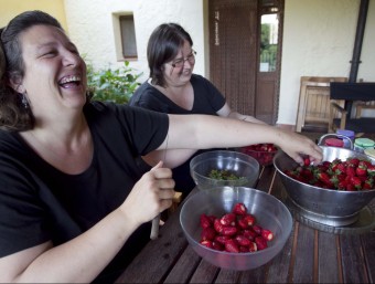 Mireia Jordana i Bet Carbonell elaboren artesanalment uns 7.000 pots de melmelada anuals amb fruita fresca i de proximitat.  JOSÉ CARLOS LEÓN