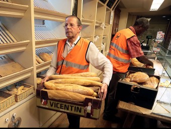 Tomàs Aurich, en primer terme, carregant el pa a Bellsolà. Al fons, un altre voluntari, Josep Bappe. MANEL LLADÓ