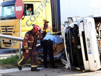 Els bombers i els Mossos treballen en l'accident de dissabte a Orriols. JORDI RIBOT / ICONNA