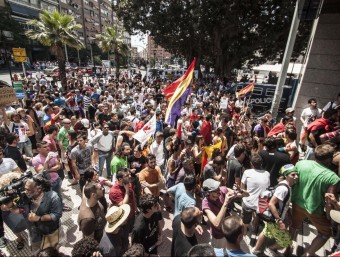 Protesta ciutadana a les portes de l'Estació d'Alacant contra la corrupció i la despesa de l'AVE. DANIEL BETORET