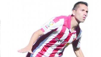 Charles celebra un dels dos gols que li va marcar al Girona en el partit de lliga EL 9
