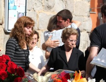 Familiars, amics i coneguts, a l'enterrament de Tomàs Mallol a Torroella de Fluvià JOAN SABATER