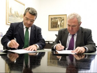 Moment de la signatura del conveni entre l'Ajuntament i la Diputació. B. SILVESTRE