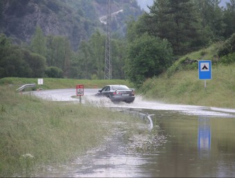 El Pallars, també en alerta: l'aigua va inundar alguns carrers de Llavorsí, a l'esquerra. A la dreta, un tram de la C-13 prop d'Esterri d'Àneu, i una casa inundada pel riu a Escaló. D.M