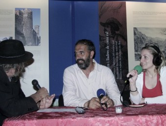 Cristina Vidal, Modest Soy i Kim Densalat, en els estudis de gravació de Radio Arrels Empordà. VIA PIRENA