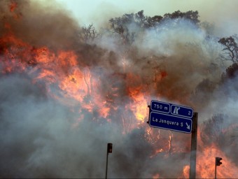 Imatge de l'incendi a l'Alt Empordà de 2012 al seu pas per la Jonquera ACN