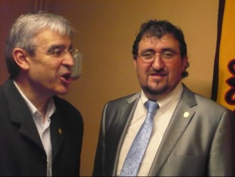L'alcalde d'Arenys de Munt, Josep Manel Ximenis (CUP) a l'esquerra, amb el primer tinent d'alcalde, Alfons Molons (CiU) en una imatge d'arxiu. E FERRAN