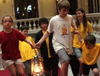 Nens de Corbera de Llobregat han portat al Parlament la flama del Canigó ACN
