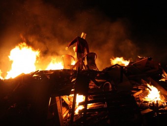 Els veïns del barri de Fontajau de Girona van cremar els “polítics corruptes” en la seva foguera N. GUISASOLA / ACN