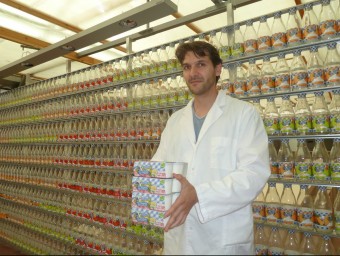Àngel Burgos, amb uns quants packs dels nous iogurts de la Cooperativa La Fageda. J.C
