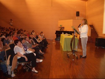 La consellera Irene Rigau, ahir, en la presentació de les Trobades Pedagògiques, a Santa Coloma. J. GONZALO