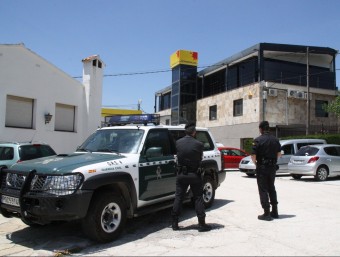 Agents de la Guàrdia Civil desplegats dimarts davant la seu principal de Petromiralles, a Sant Maria de Miralles ACN
