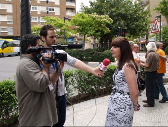 Càmera de televisió local que fa una entrevista a Maria Herrada. ESCORCOLL