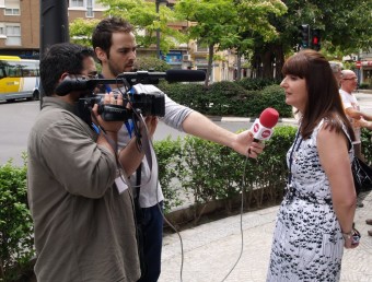 Maria Herrada atén els mitjans de comunicació a les portes de l'Ajuntament. ESCORCOLL
