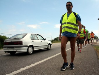Els agents caminant ahir per la carretera N-II, al seu pas per Vilademuls.

 TÀNIA TÀPIA / ACN