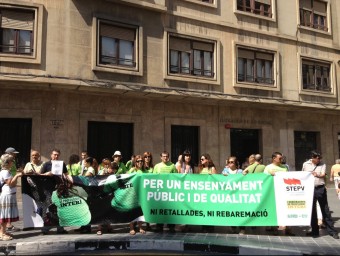 Assistents a la concentració davant del Servef del carrer Baró de Càrcer de València. EL PUNT AVUI