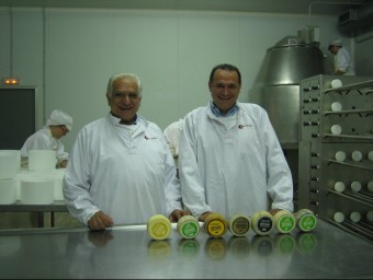 El fundador de Betara, Ramon Berengueras, i el seu fill Ramon, actual director general, amb alguns formatges.  A.A