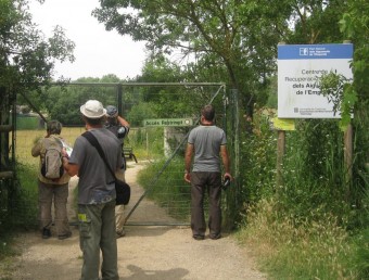 Visitants al parc dels aiguamolls davant l'entrada del centre de recuperació de fauna E. C