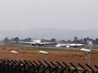 Un avió s'enlaira en l'aeroport d'Alacant - Elx. EL PUNT AVUI