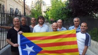 Membres del col·lectiu que ha impulsat La Natació Catalana per la Independència, i el seu manifest reivindicatiu. EL 9