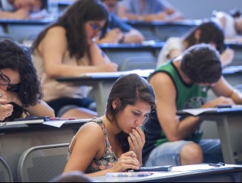 Un grup d'estudiants repetint ahir la prova de matemàtiques a la Universitat Politècnica, al campus de la Diagonal de Barcelona JOSEP LOSADA