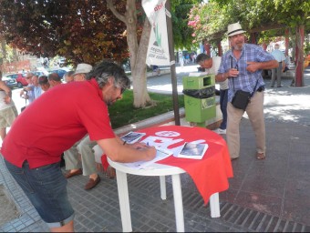 Recollida de signatures d'Esquerra Unida als carrers d'Elx. EL PUNT AVUI