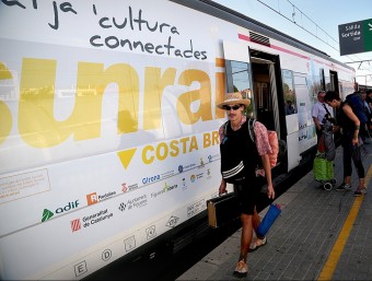 Uns turistes agafen el primer Sunrail que surt de l'estació de Figueres, ahir, a les deu del matí, en direcció Portbou. MANEL LLADÓ