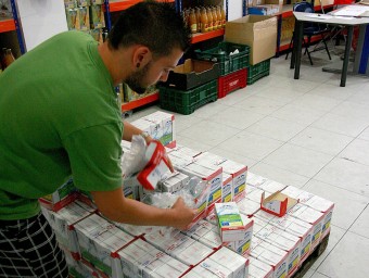 Una imatge del centre de distribució d'aliments, que gestiona Càritas. MANEL LLADÓ