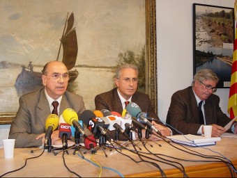Lluís Pegueroles ,a l'esquerra, amb altres representants dels regants. ARXIU