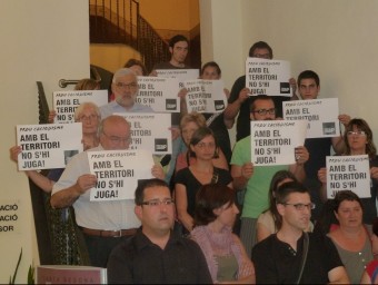 L'alcalde amb el grup de veïns de Sant Jaume opositors al centre de gestió de residus a Can Coma de Baix manifestant-se fora del ple després de l'aprovació del pla especial. J.C