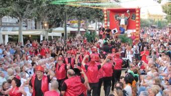 Cercavila de colles de Carnaval pel passeig de Sant Feliu de Guíxols, durant la festa major DANI VILÀ