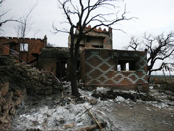 Una imatge de l'estat en què va quedar una de les cases afectades pel foc i que ara no es pot reconstruir. MANEL LLADÓ