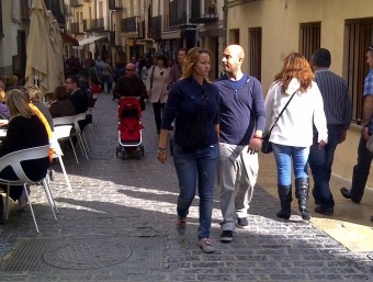 Visitants i turistes pels carrers de Morella. EL PUNT AVUI
