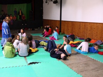 Un grup de seixanta nens de Barcelona han dormit al local de festes de Borredà ACN