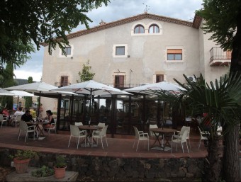 Una imatge de l'exterior del restaurant Can Joan d'Adri, a Canet d'Adri, un dels nou que formen part del col·lectiu de la Cuina de les Carboneres. JOAN SABATER