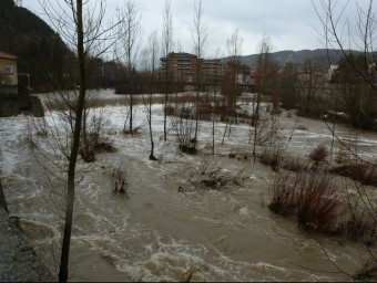Els rius Ter i Freser van arribar al seu pas per Ripoll fins a dalt de tot en les fortes pluges del gener del 2006 E. PICAS