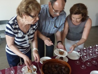 Servint pomes de ‘relleno', ahir al Centre Cívic de Vilabertran, durant la presentació J.T