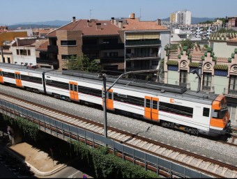 Un tren regional , que ara fa en part la funció de rodalies, al seu pas per Girona LL. SERRAT