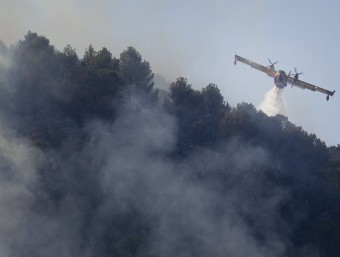 Quinze aeronaus i 275 persones a terra combaten el foc a Mallorca